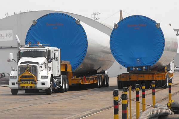 Llega al Puerto de Coatzacoalcos primer embarque de aerogeneradores