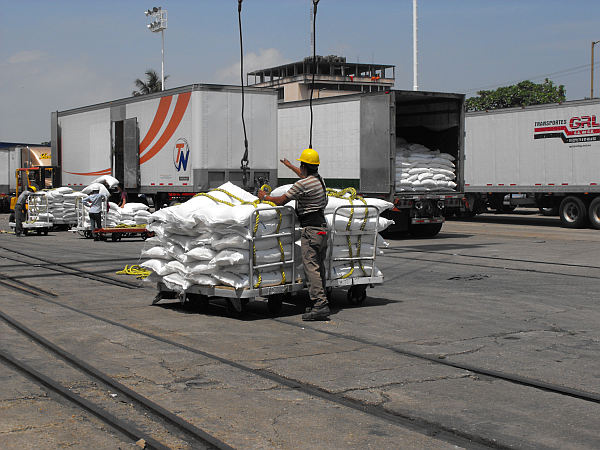 Exporta Coatzacoalcos azúcar para consumo humano