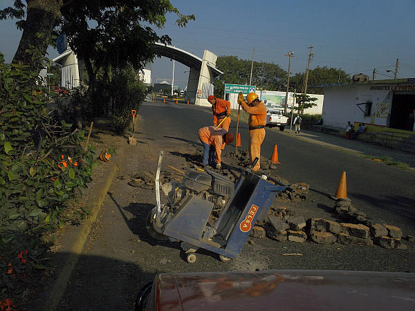 El Puerto de Coatzacoalcos realiza mantenimiento correctivo a vialidades