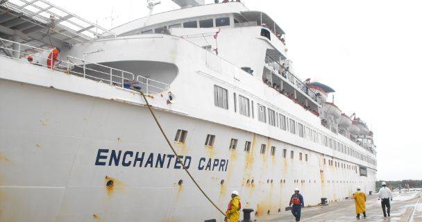 Atraca el primer barco en el nuevo muelle de Laguna de Pajaritos